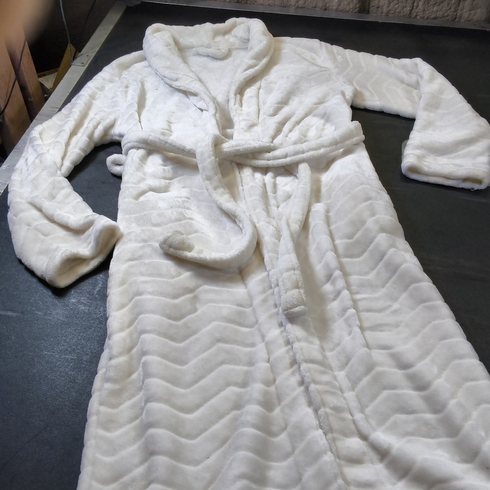 Plush White Fleece Robe Textured Chevron Belted Bathrobe One Size